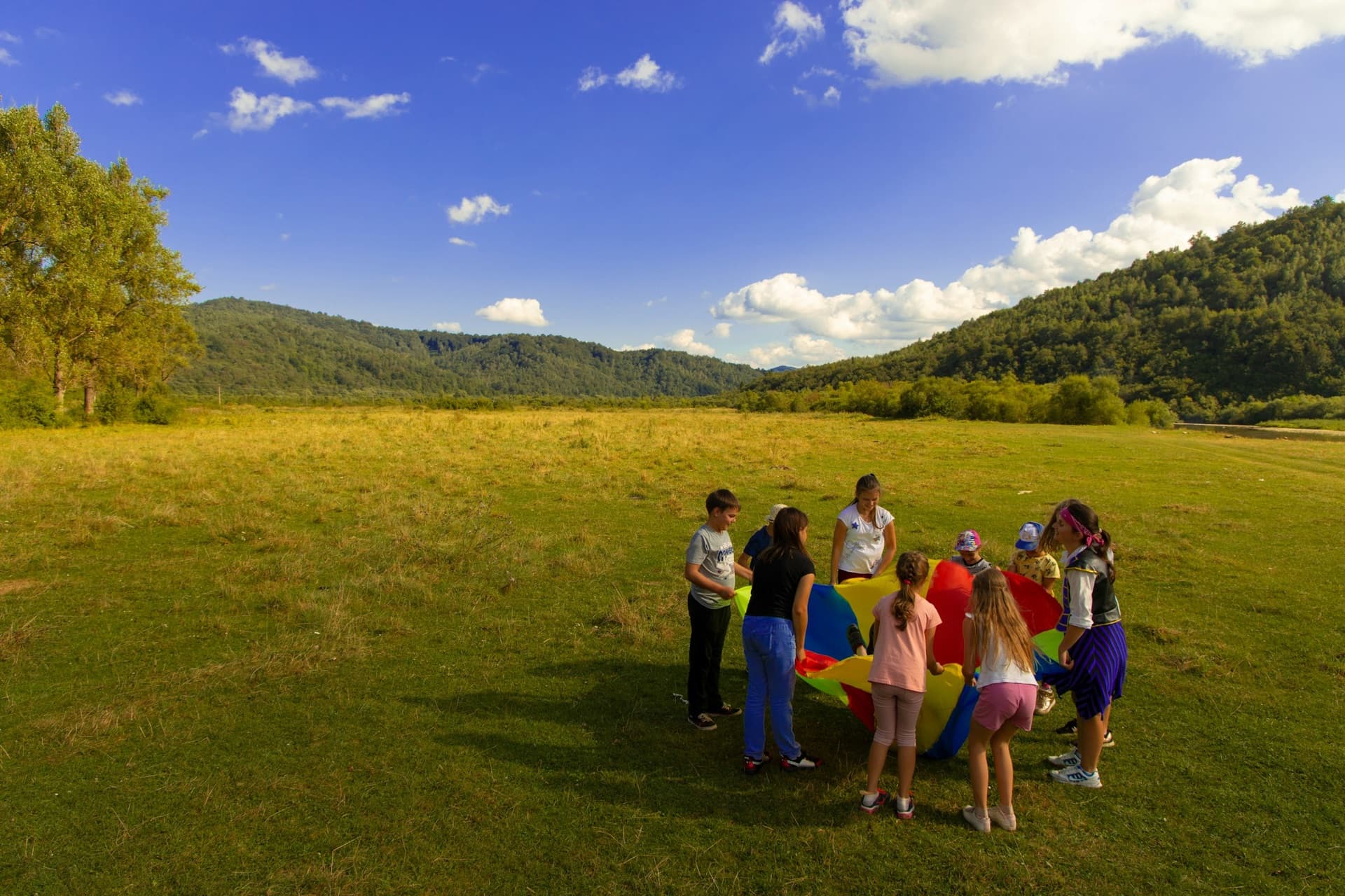 Groep mensen samen op een groot grasveld