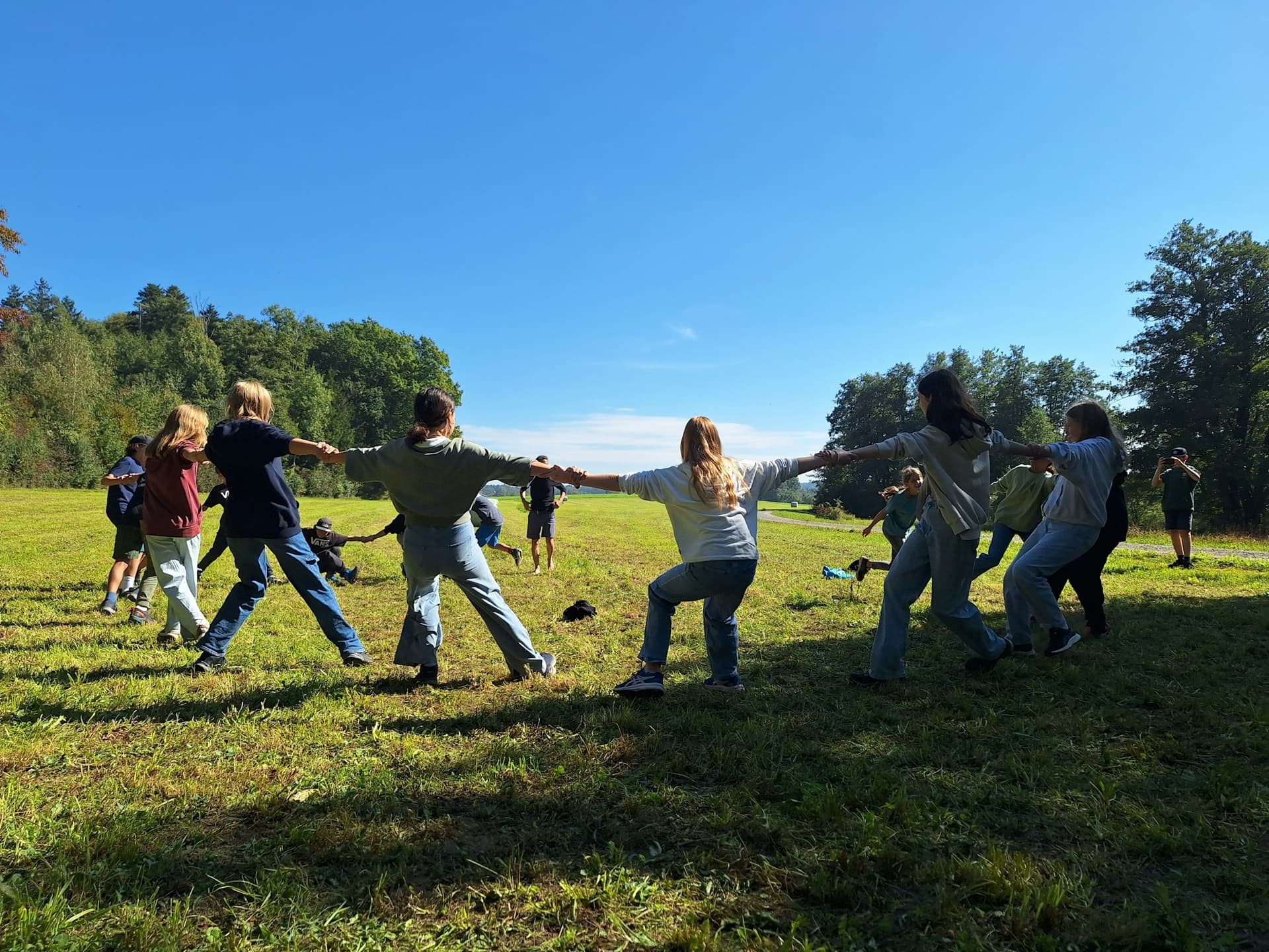 Kinderen spelen touwtrekken op een grasveld