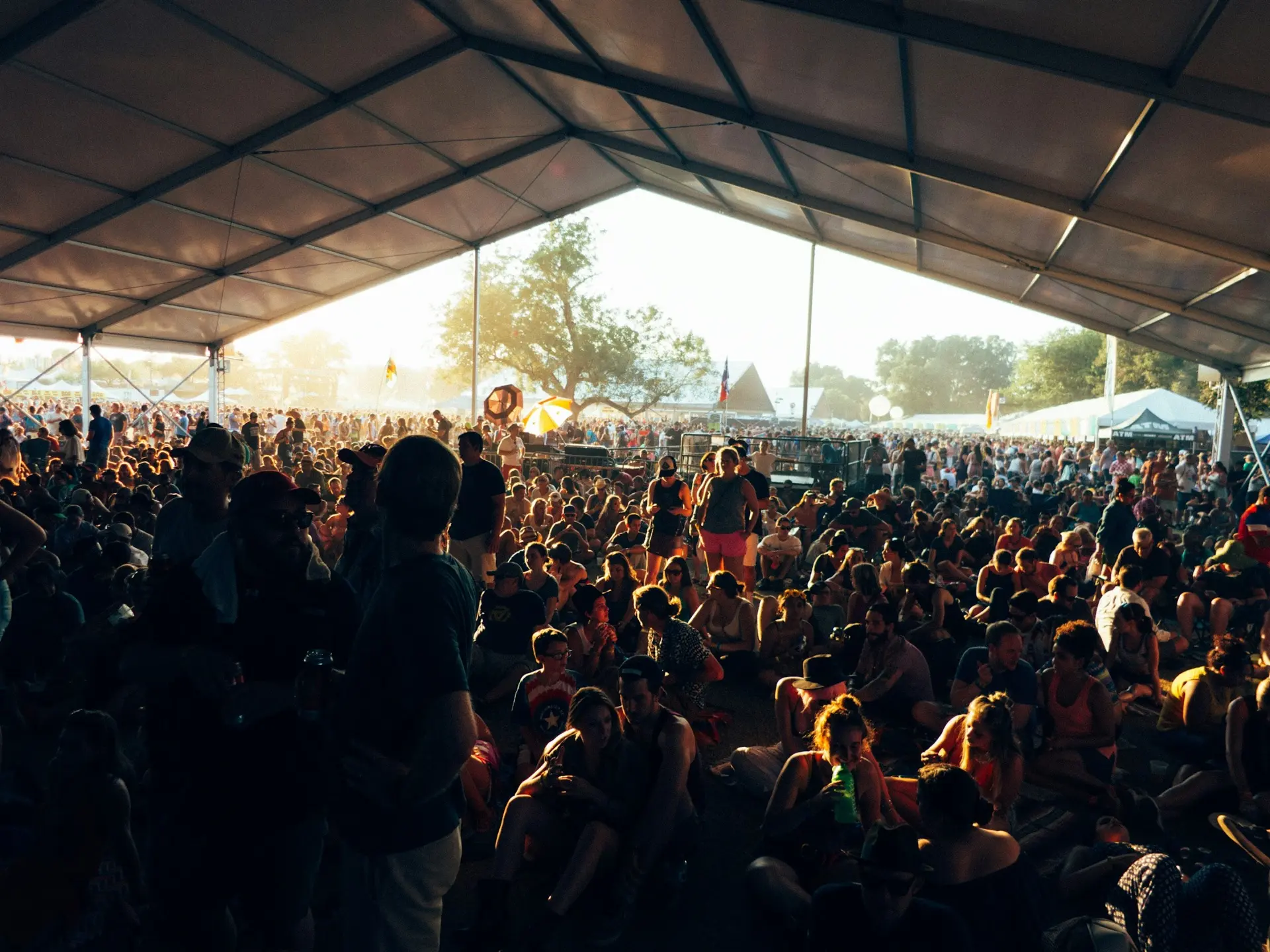 Volle feesttent met mensen