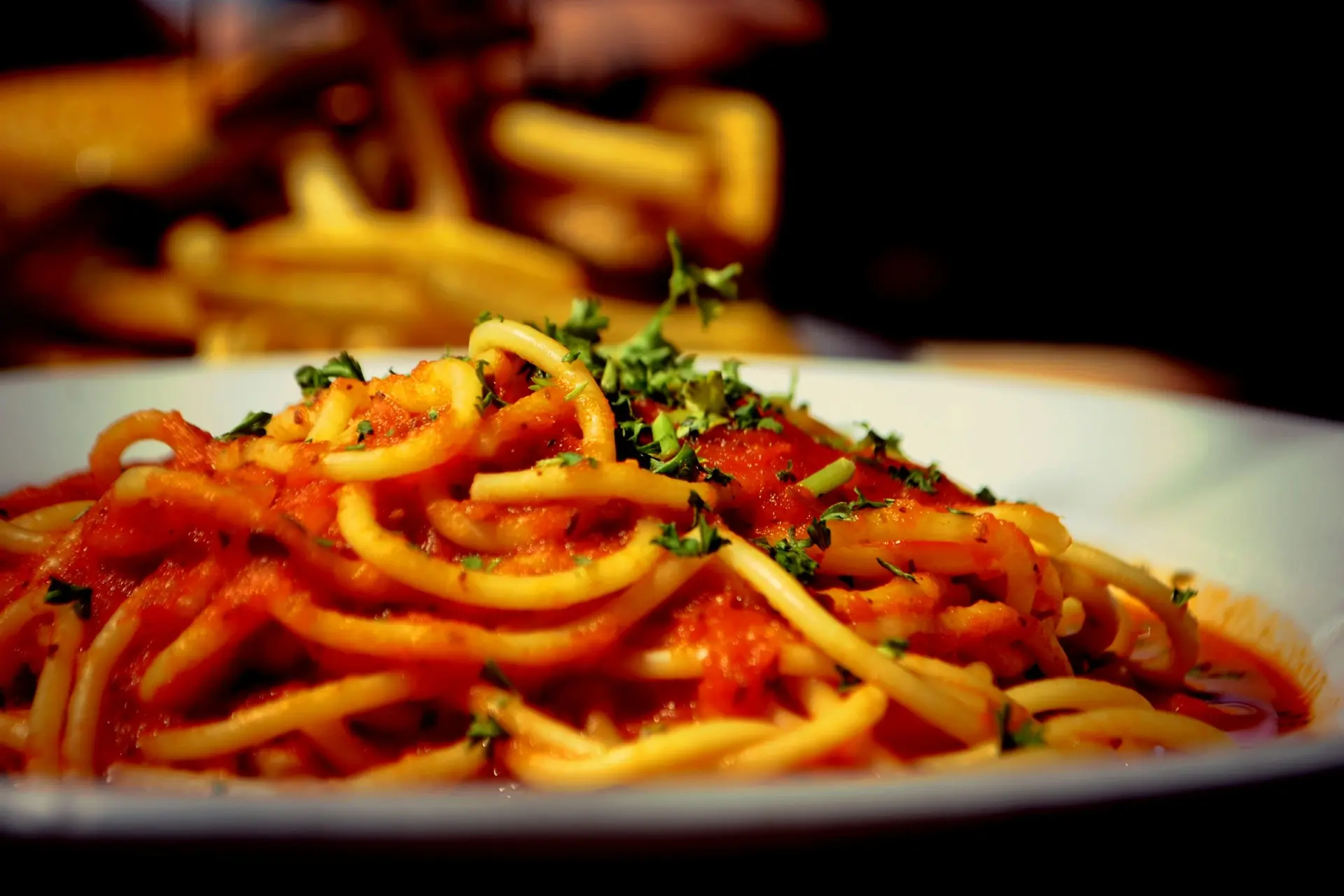 Bord spaghetti met tomatensaus